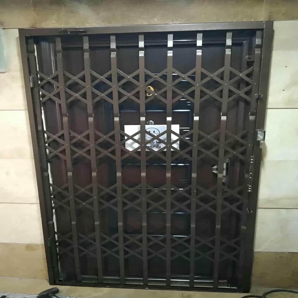 حفاظ درب آکاردئونی فلزی مشکی برای کنترل ورودی ساختمان در استان کهگیلویه و بویراحمد