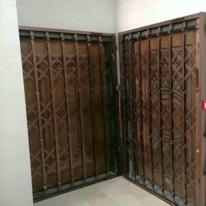 حفاظ درب آکاردئونی فلزی مشکی برای کنترل ورودی ساختمان در سمنان