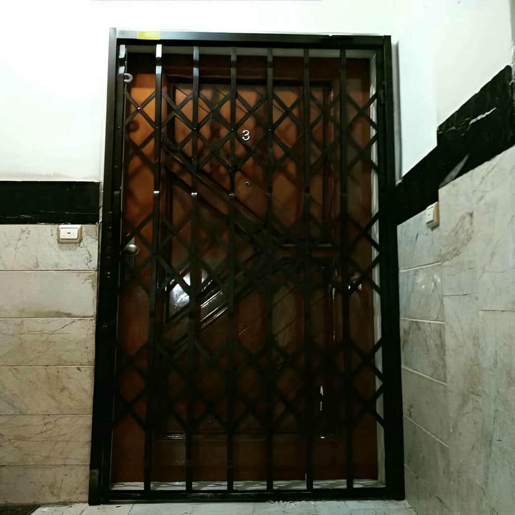 حفاظ درب آکاردئونی سفید با حرکت روان برای استفاده روزانه در استان قزوین