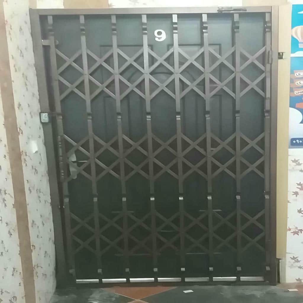 گارد درب آپارتمان در نمونه کار ورودی با ابعاد بزرگ