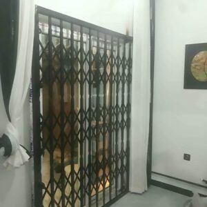 حفاظ درب آکاردئونی فلزی مشکی برای کنترل ورودی ساختمان در استان خراسان جنوبی