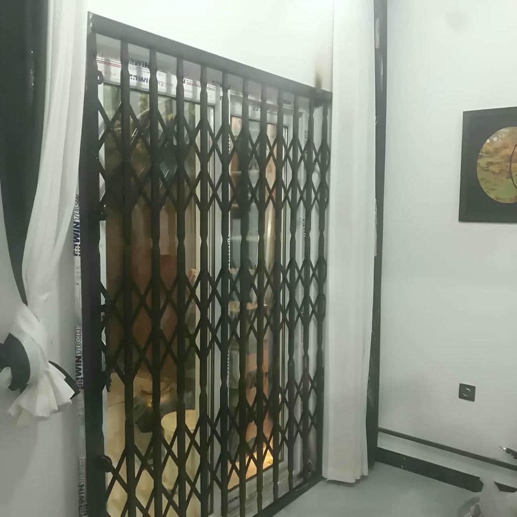 حفاظ درب آکاردئونی فلزی مشکی برای کنترل ورودی ساختمان در استان خراسان جنوبی