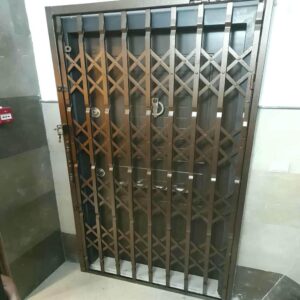 حفاظ درب آکاردئونی فلزی مشکی برای کنترل ورودی ساختمان در اهواز