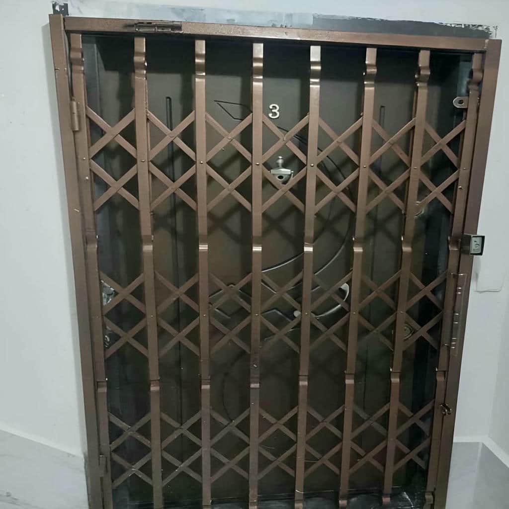 حفاظ درب آکاردئونی سفید با حرکت روان برای استفاده روزانه در استان کردستان