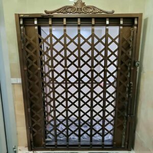 حفاظ درب آکاردئونی فلزی مشکی برای کنترل ورودی ساختمان در استان اصفهان