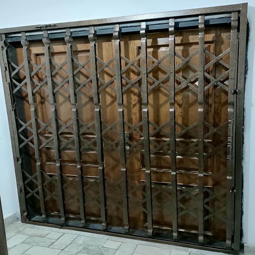 حفاظ درب آکاردئونی سفارشی برای پاگرد محدود ساختمان در استان مازندران