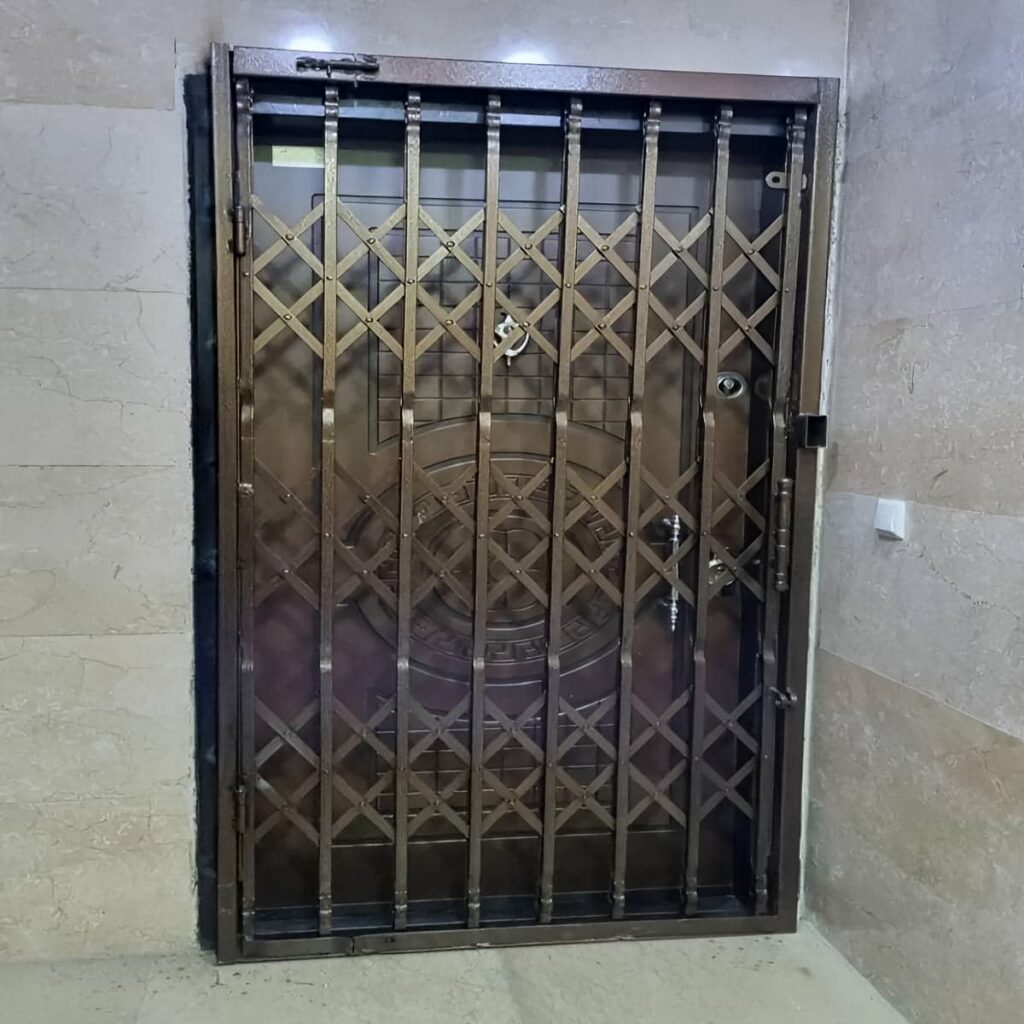 حفاظ درب آکاردئونی جمع شونده مناسب فضای پاگرد در استان ایلام حفاظ درب آکاردئونی جمع شونده مناسب فضای پاگرد در استان ایلام