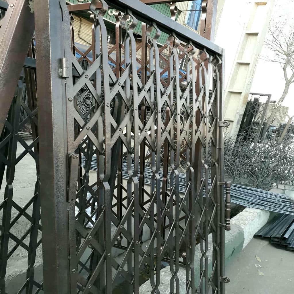 حفاظ درب آکاردئونی قفل دار برای کنترل دسترسی ویلا در ارومیه