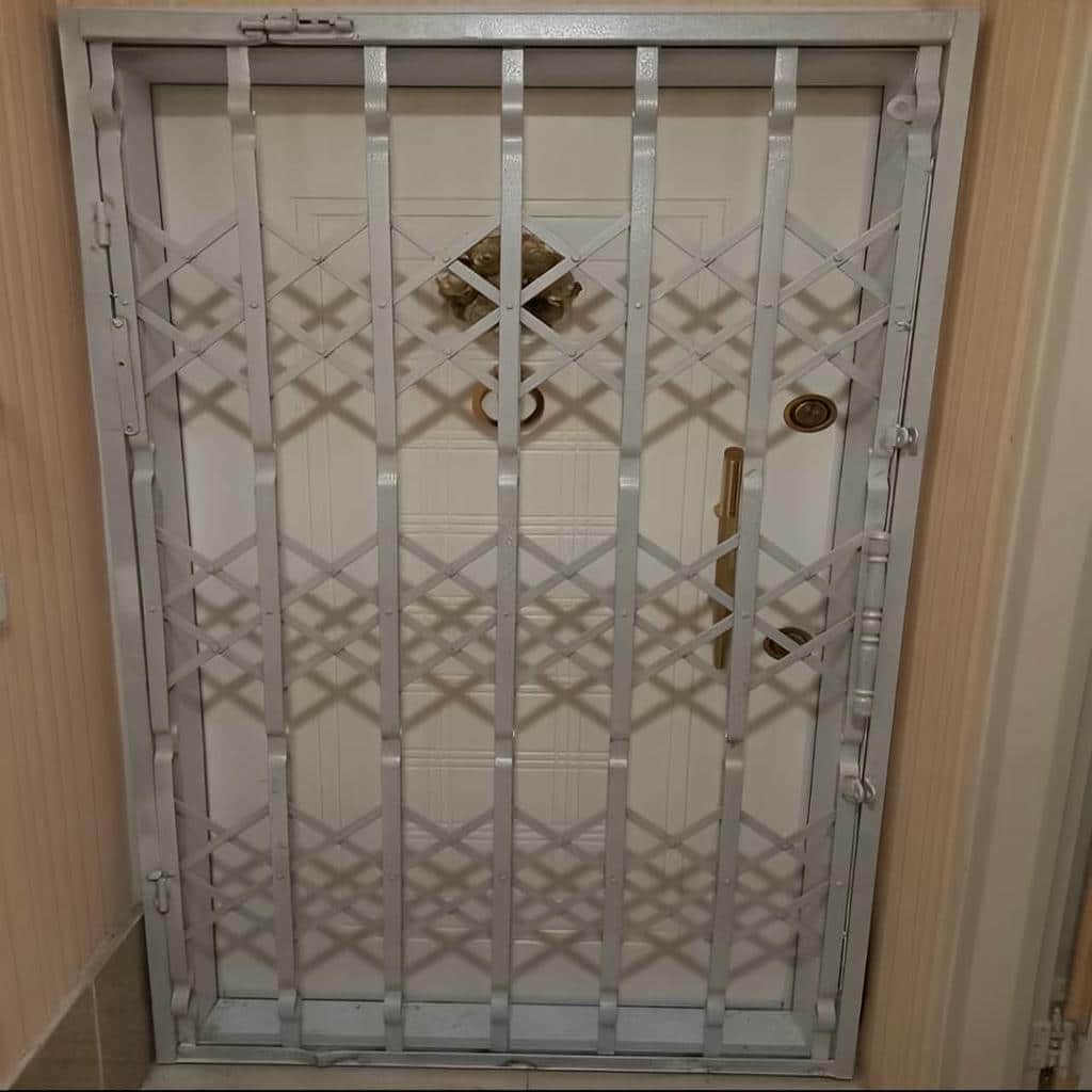 حفاظ درب آکاردئونی سفارشی با متریال متناسب ورودی در استان قزوین