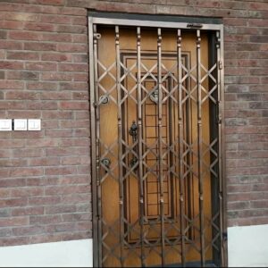 حفاظ درب آکاردئونی فلزی مشکی برای کنترل ورودی ساختمان در کرمانشاه