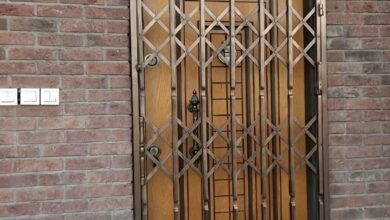 حفاظ درب آکاردئونی فلزی مشکی برای کنترل ورودی ساختمان در کرمانشاه