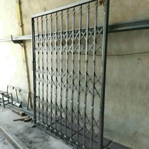 حفاظ درب آکاردئونی فلزی مشکی برای کنترل ورودی ساختمان در استان خراسان رضوی