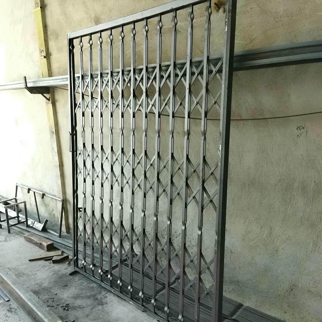 حفاظ درب آکاردئونی فلزی مشکی برای کنترل ورودی ساختمان در استان خراسان رضوی