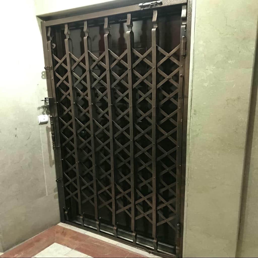 حفاظ درب آکاردئونی سفید با حرکت روان برای استفاده روزانه در رشت