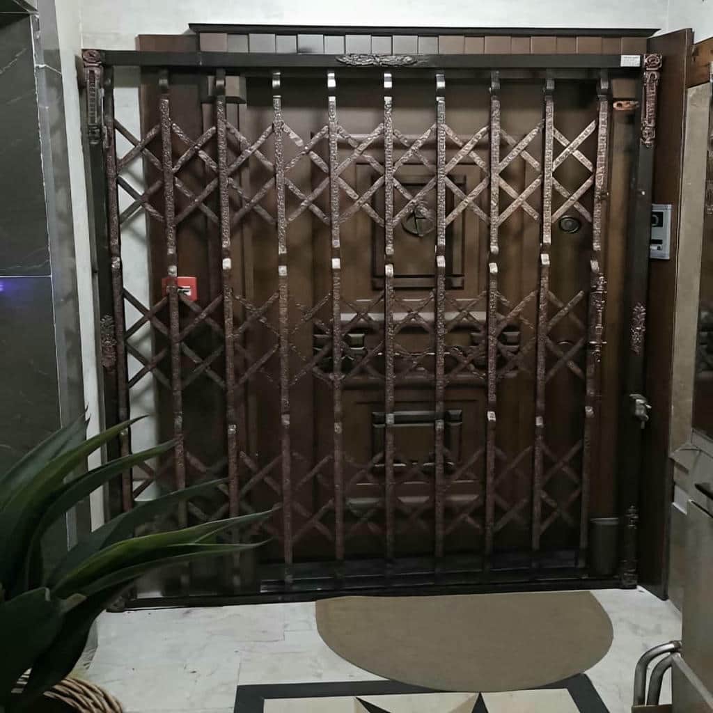 حفاظ درب آکاردئونی سفید با حرکت روان برای استفاده روزانه در استان خراسان شمالی