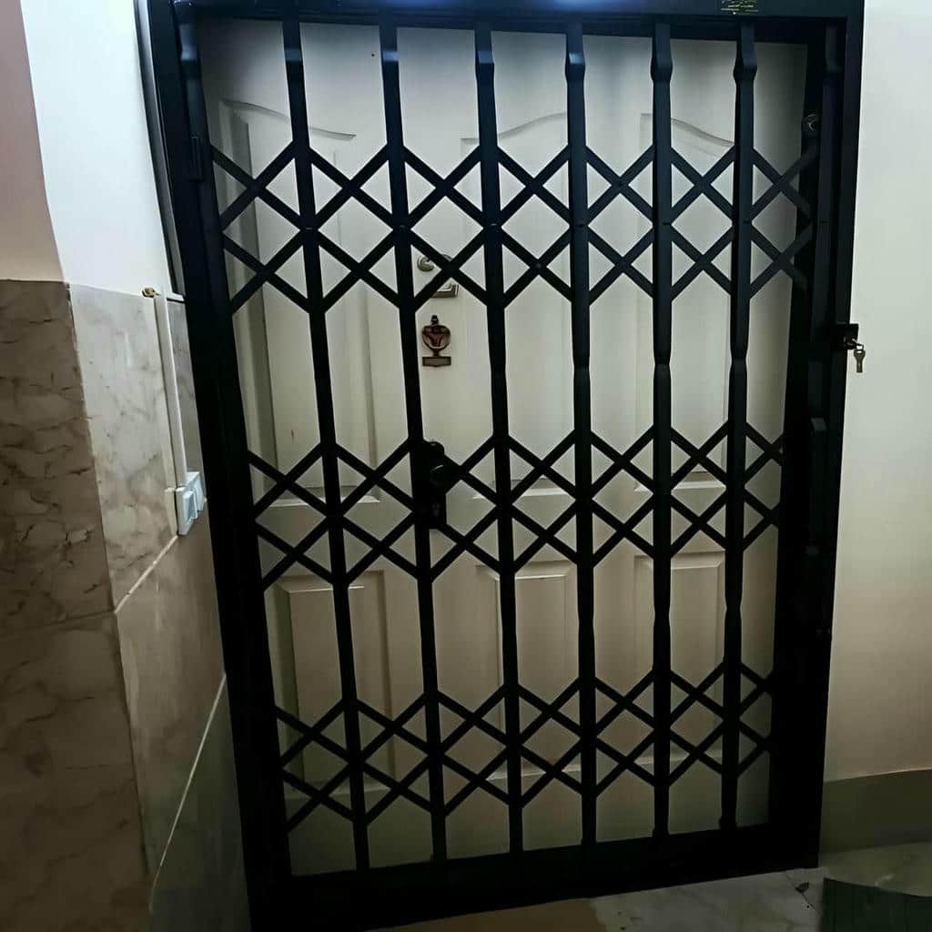 حفاظ درب آکاردئونی قفل دار برای کنترل دسترسی آپارتمان در استان مازندران