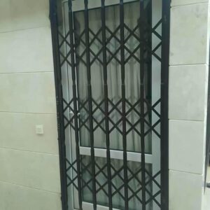 حفاظ درب آکاردئونی قفل دار مشکی برای کنترل ورودی آپارتمان در استان تهران