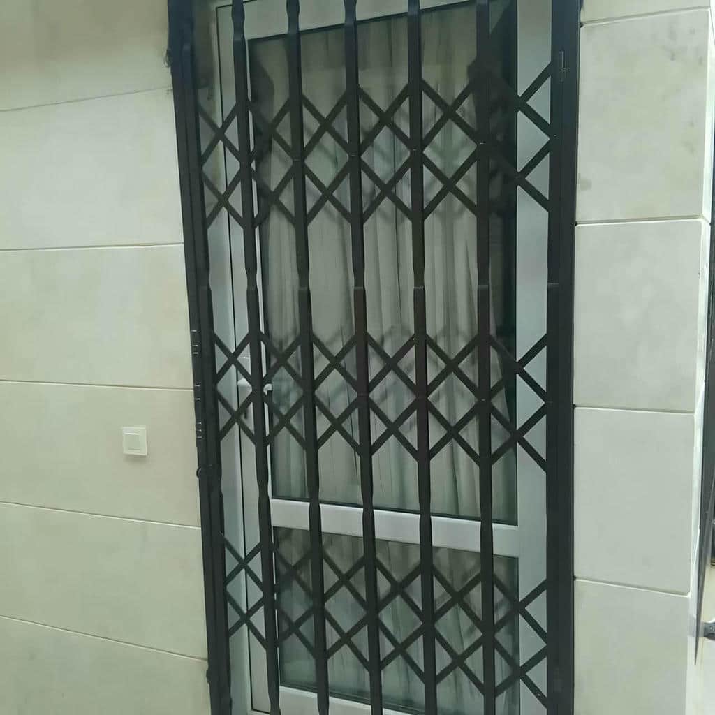 حفاظ درب آکاردئونی قفل دار مشکی برای کنترل ورودی آپارتمان در استان تهران