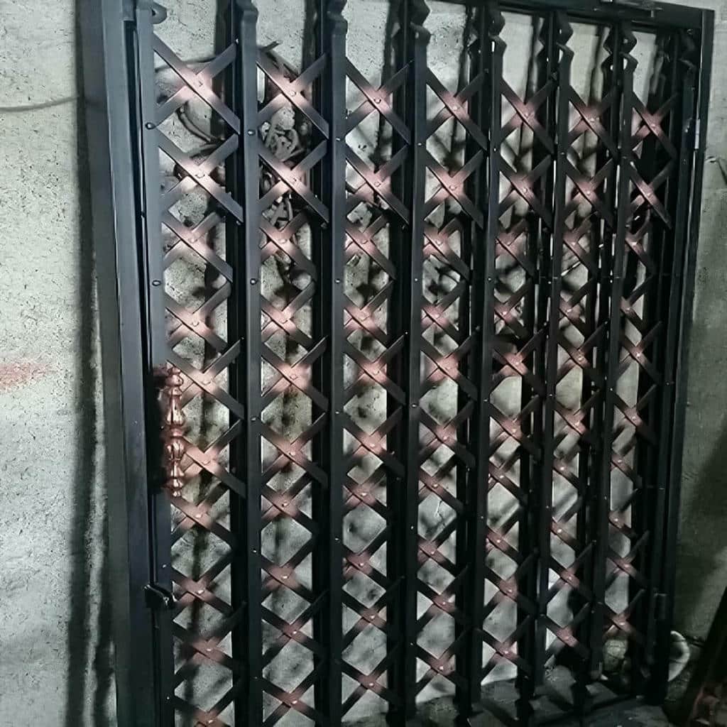 درب حفاظتی آپارتمان در نمونه کار ورودی مدرن