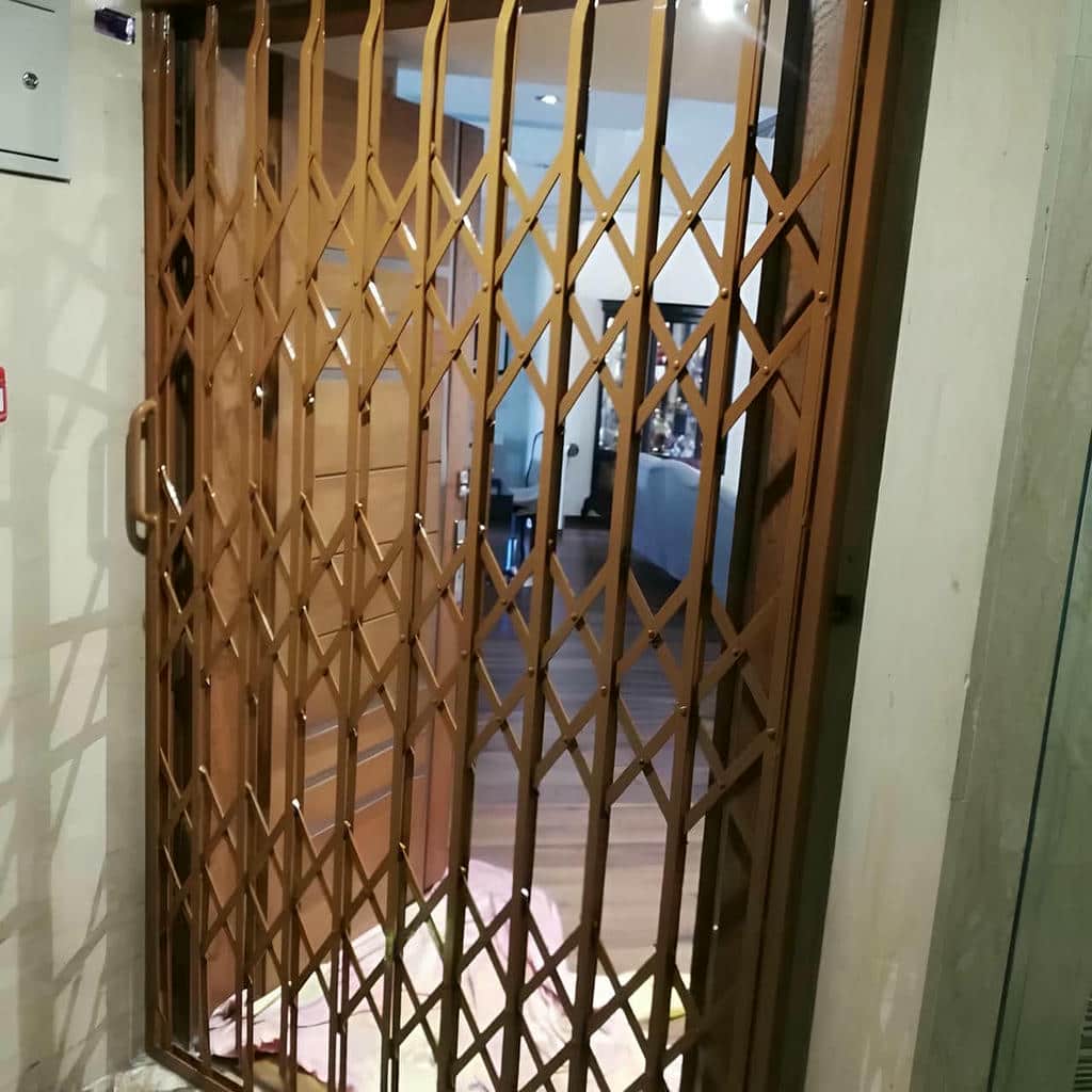 حفاظ درب آکاردئونی قفل دار برای کنترل دسترسی آپارتمان در استان خراسان رضوی