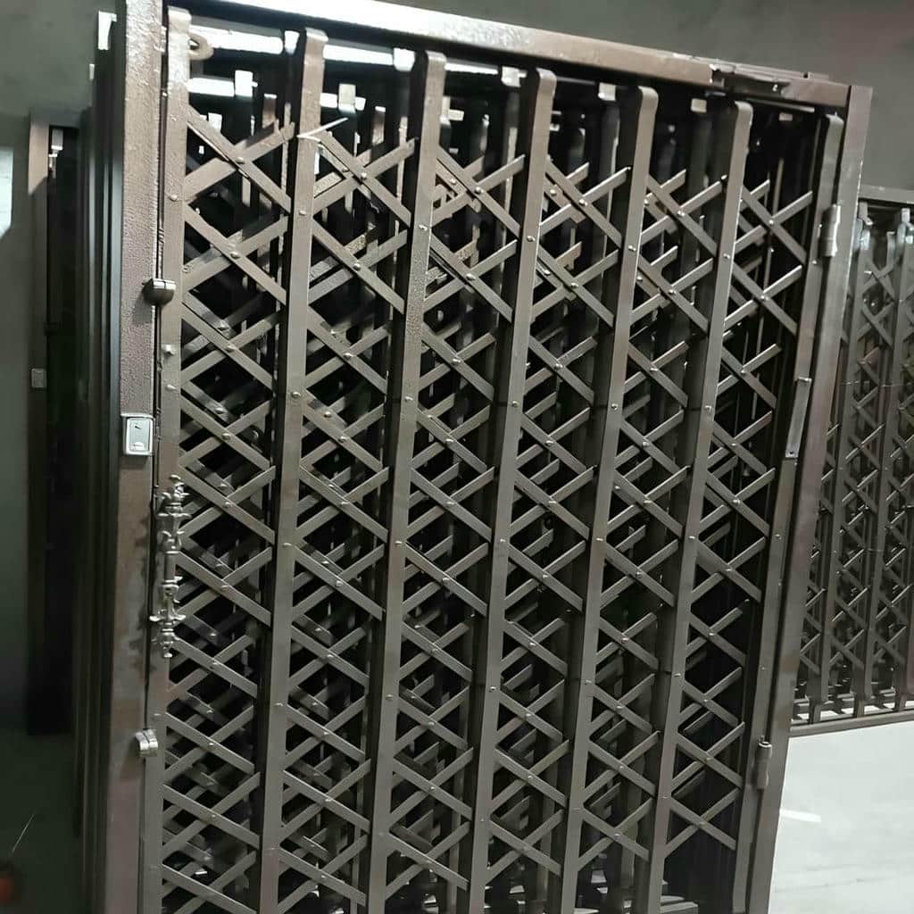 حفاظ درب آکاردئونی فرفورژه مناسب نمای کلاسیک ساختمان در شهرکرد