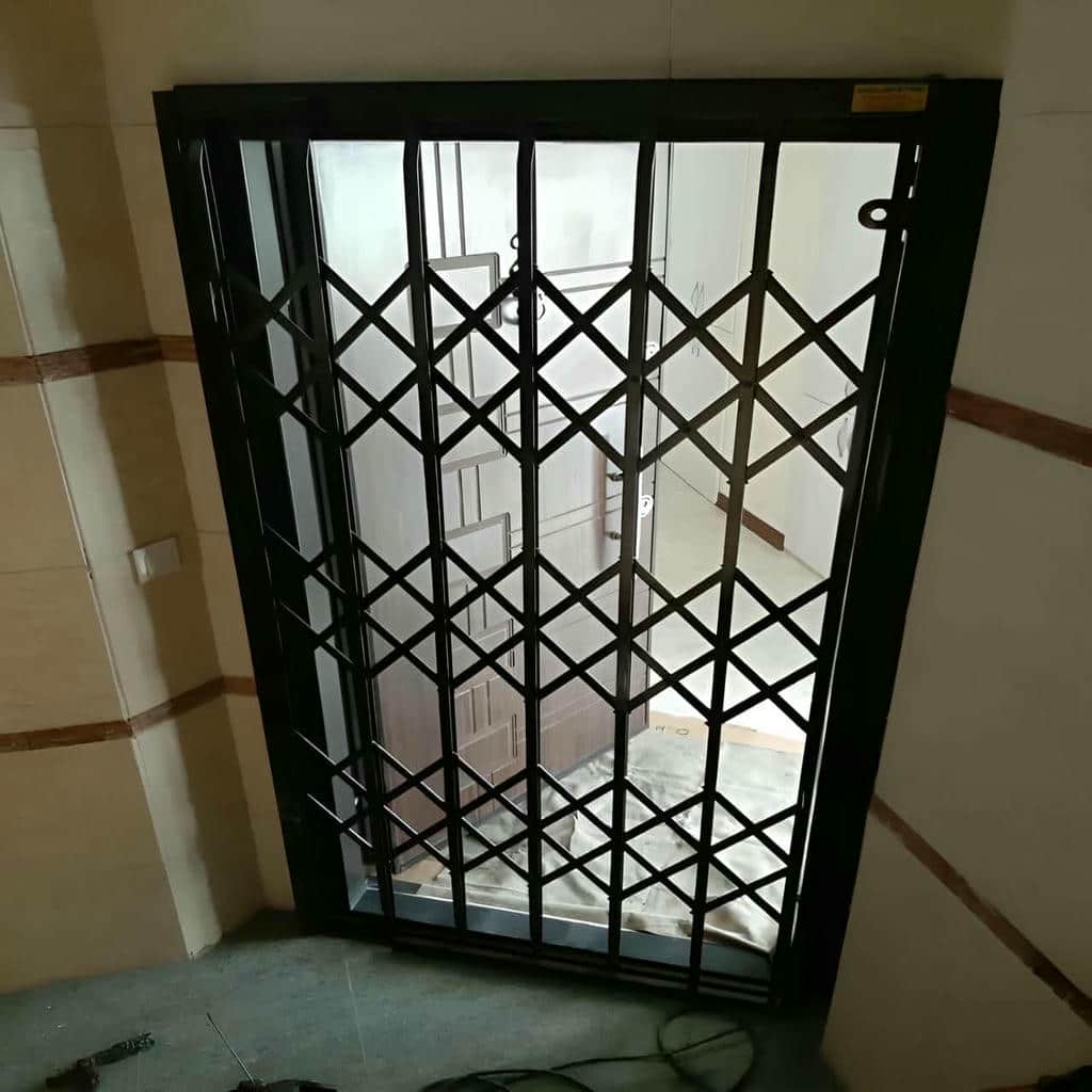 حفاظ درب آکاردئونی سفارشی برای ورودی پرتردد ساختمان در استان گلستان