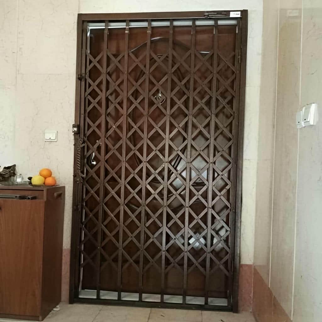 حفاظ آکاردئونی در مرحله اندازه گیری ورودی ساختمان مسکونی