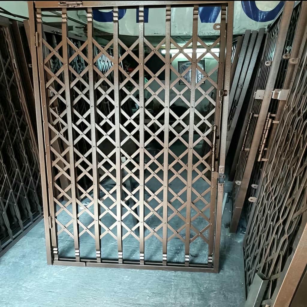 حفاظ درب آکاردئونی با ریل روان برای رفت و آمد روزانه در قزوین