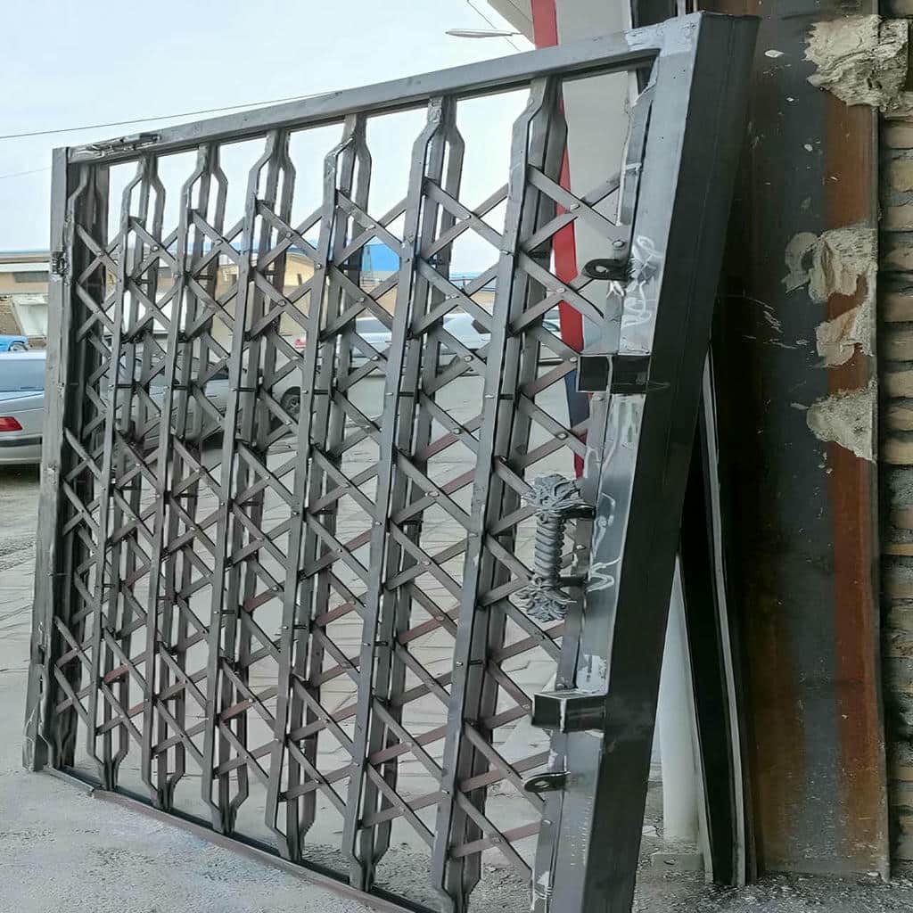 حفاظ درب آکاردئونی فلزی مشکی برای کنترل ورودی ساختمان در بوشهر