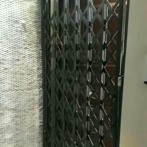 حفاظ درب آکاردئونی فلزی مشکی برای کنترل ورودی ساختمان در گرگان