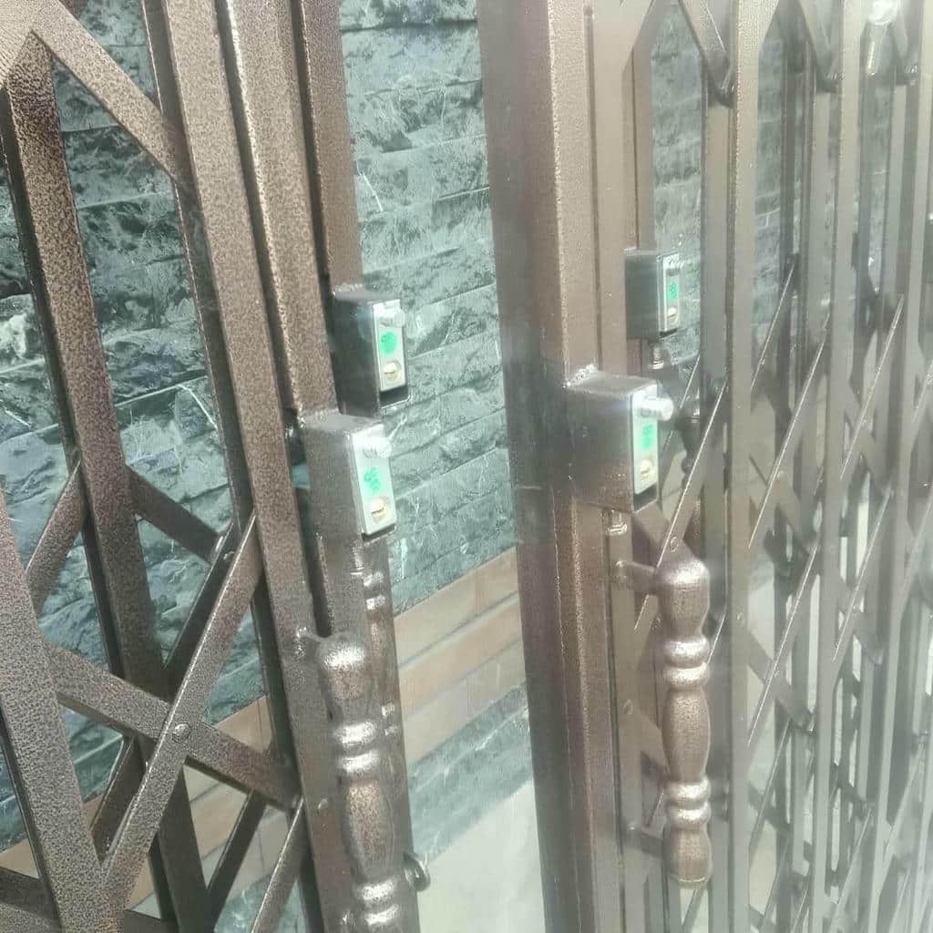 حفاظ درب آکاردئونی سفید با حرکت روان برای استفاده روزانه در استان خراسان جنوبی