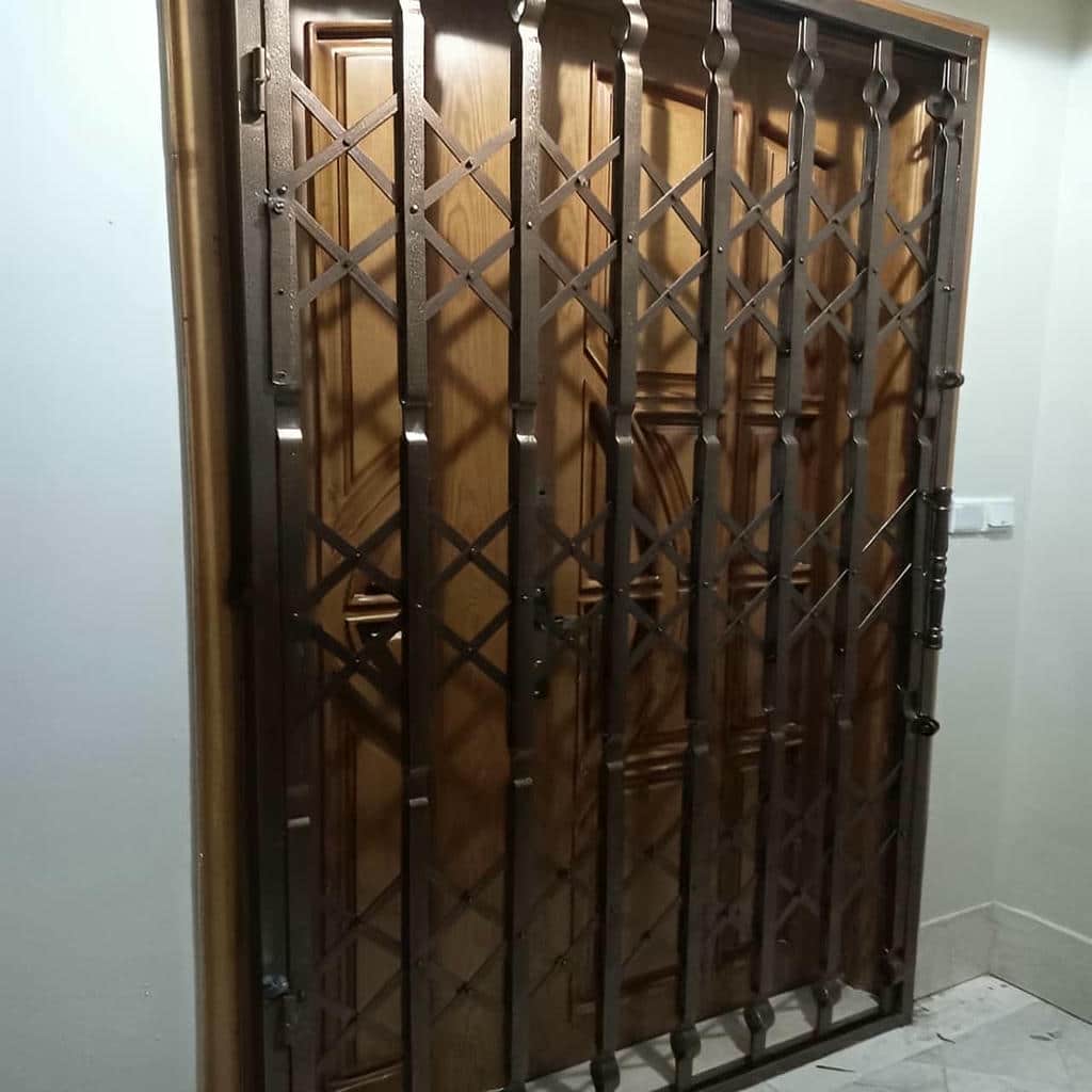 حفاظ درب آکاردئونی سفید با حرکت روان برای استفاده روزانه در استان هرمزگان