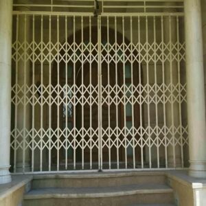 حفاظ درب آکاردئونی فلزی مشکی برای کنترل ورودی ساختمان در استان کرمانشاه