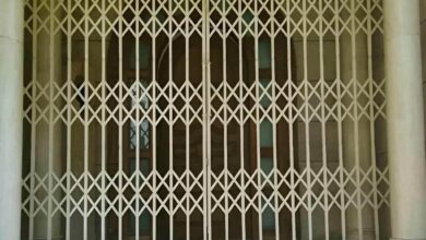 حفاظ درب آکاردئونی فلزی مشکی برای کنترل ورودی ساختمان در استان کرمانشاه