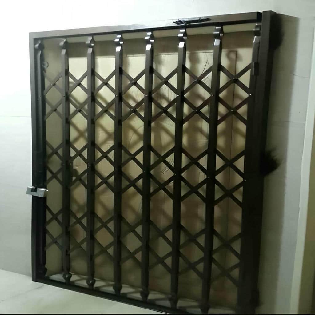 حفاظ درب آکاردئونی سفید با حرکت روان برای استفاده روزانه در استان زنجان