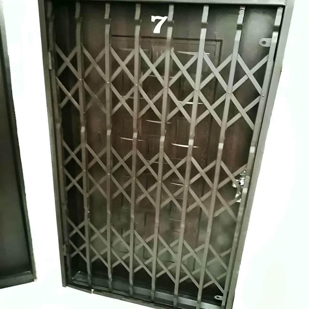 حفاظ لولایی درب با لولاهای فلزی روی چهارچوب