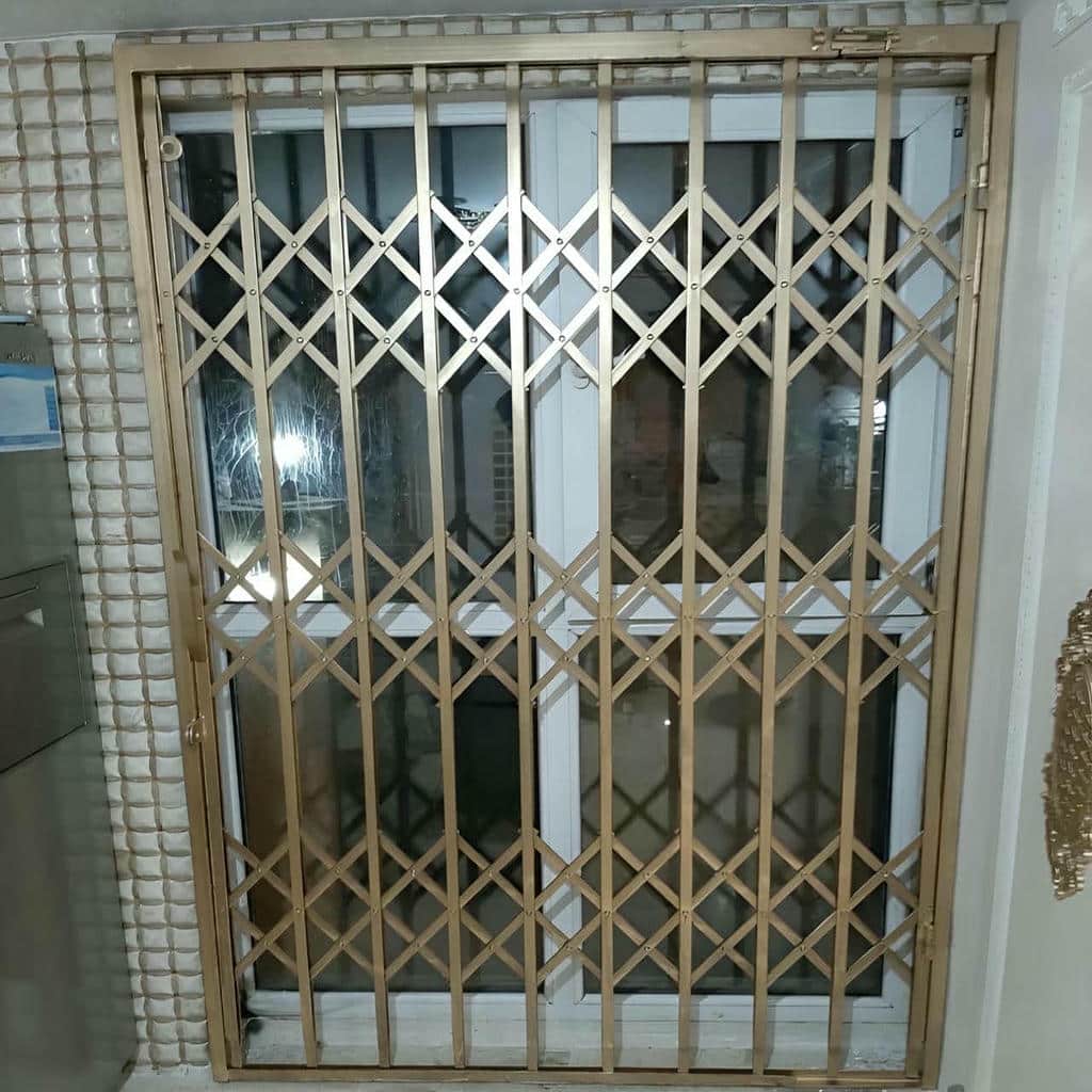 حفاظ درب آکاردئونی سفید با حرکت روان برای استفاده روزانه در سمنان