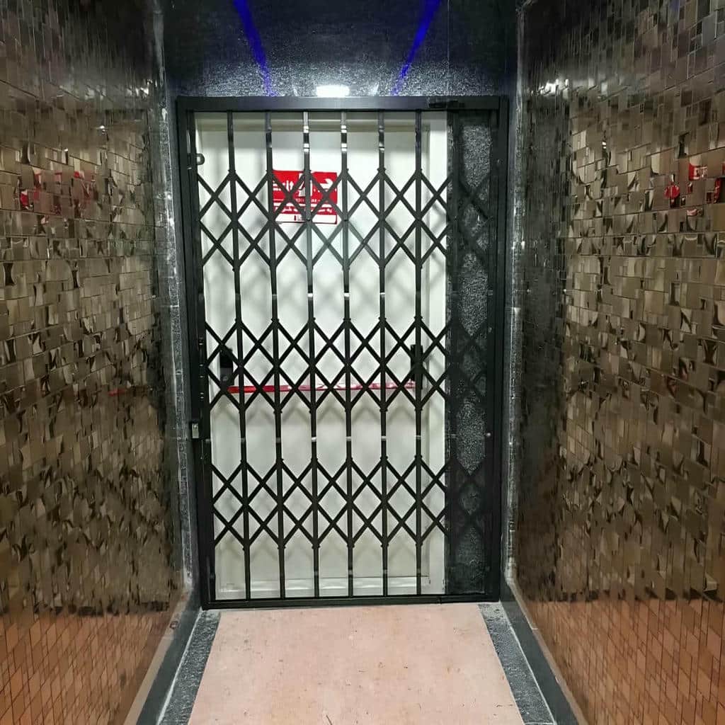 حفاظ درب ضد سرقت با قفل نصب شده روی بخش متحرک