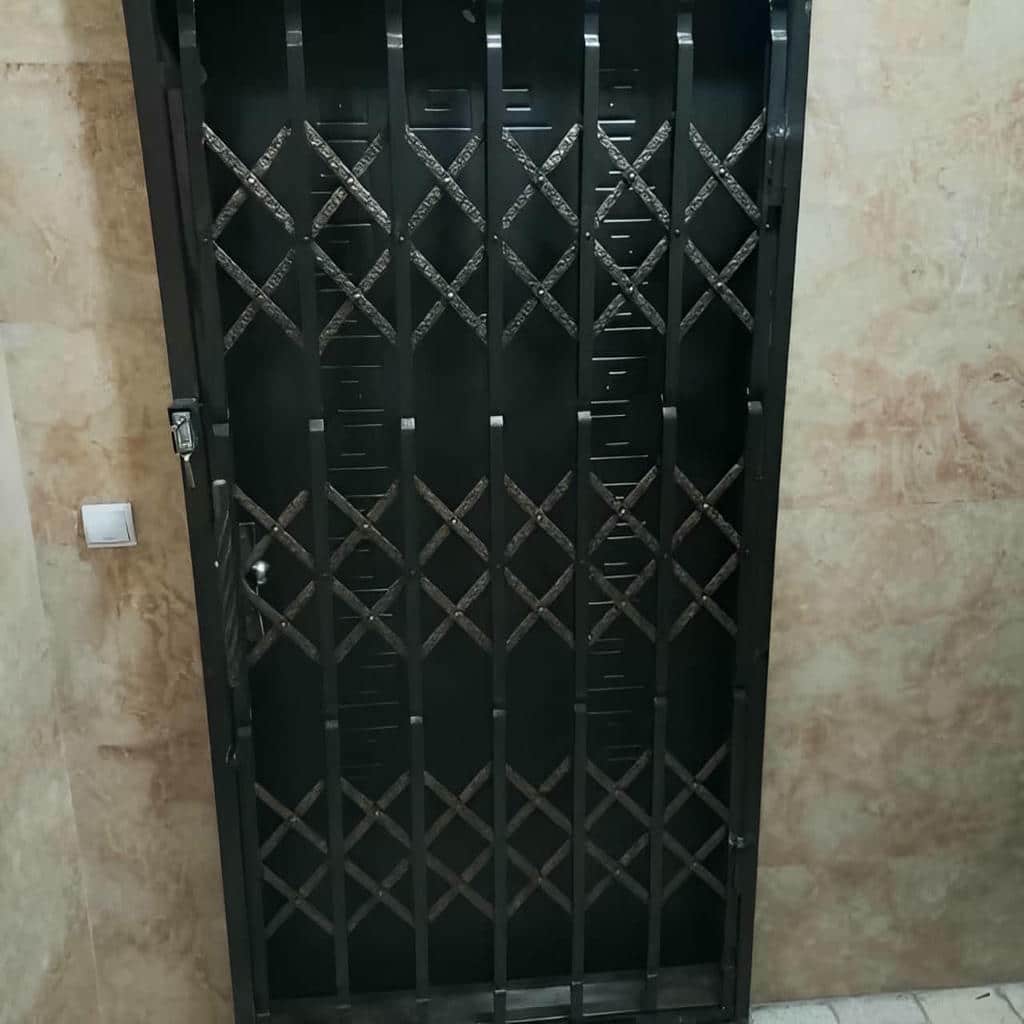 حفاظ درب آکاردئونی ساده برای ورودی کاربردی ساختمان در استان قم