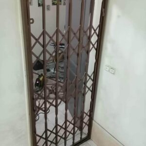 حفاظ پشت درب آپارتمان با جوشکاری تمیز روی چهارچوب فلزی