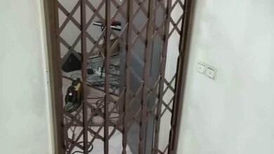 حفاظ پشت درب آپارتمان با جوشکاری تمیز روی چهارچوب فلزی