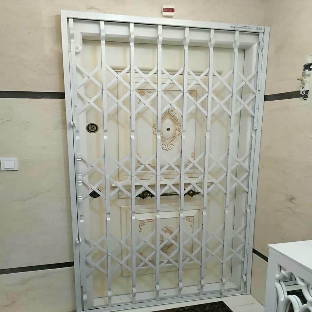 حفاظ درب آکاردئونی سفید با حرکت روان برای استفاده روزانه در استان البرز