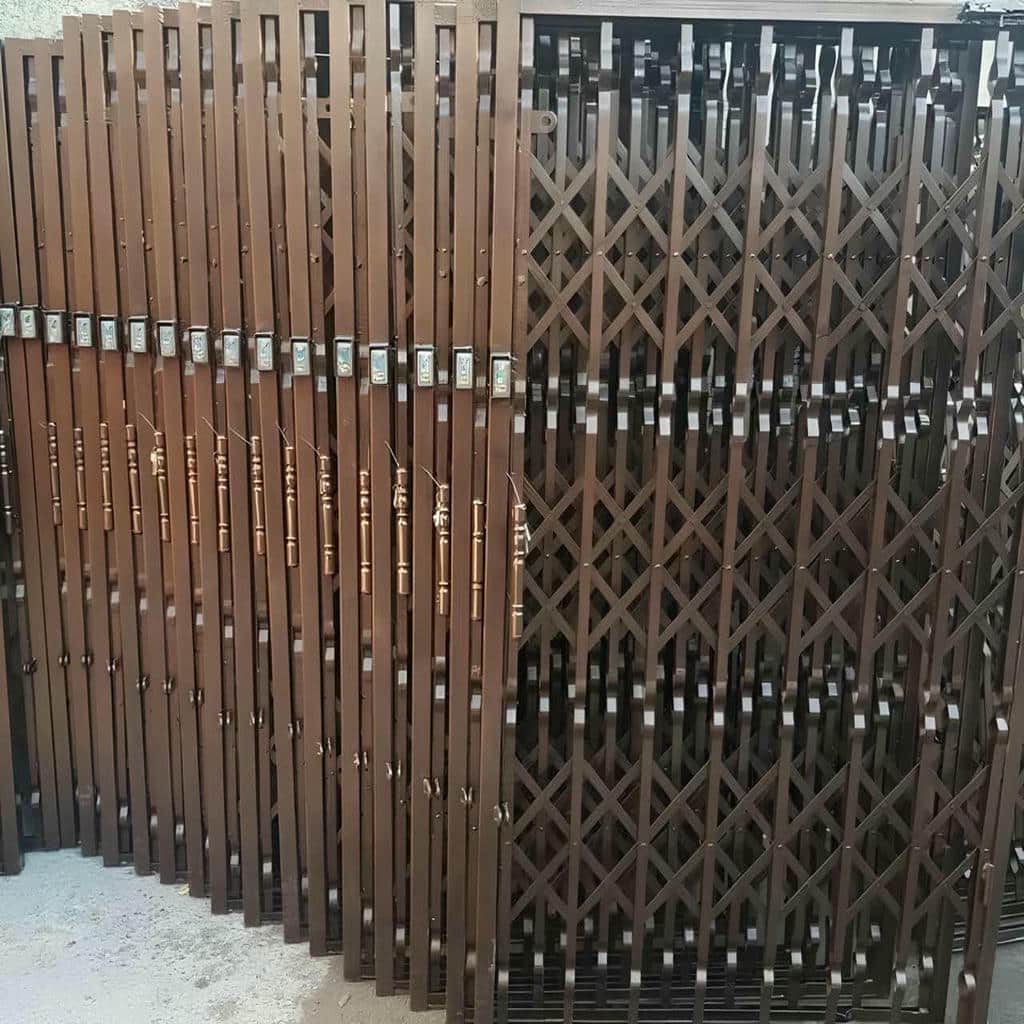 درب آکاردئونی با قفل نصب شده روی بخش متحرک درب آکاردئونی با قفل نصب شده روی بخش متحرک