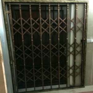 حفاظ درب آکاردئونی فلزی مشکی با ابعاد سفارشی برای ورودی ساختمان در اردبیل