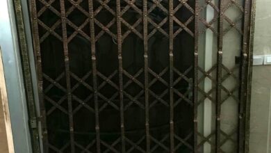 حفاظ درب آکاردئونی فلزی مشکی با ابعاد سفارشی برای ورودی ساختمان در اردبیل