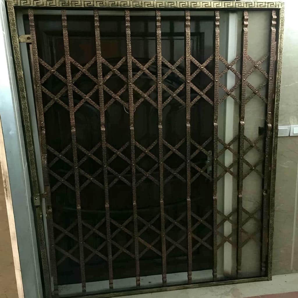 حفاظ درب آکاردئونی فلزی مشکی با ابعاد سفارشی برای ورودی ساختمان در اردبیل