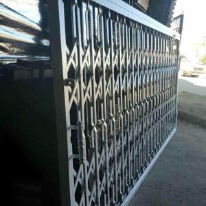حفاظ درب آکاردئونی فلزی مشکی برای کنترل ورودی ساختمان در استان هرمزگان