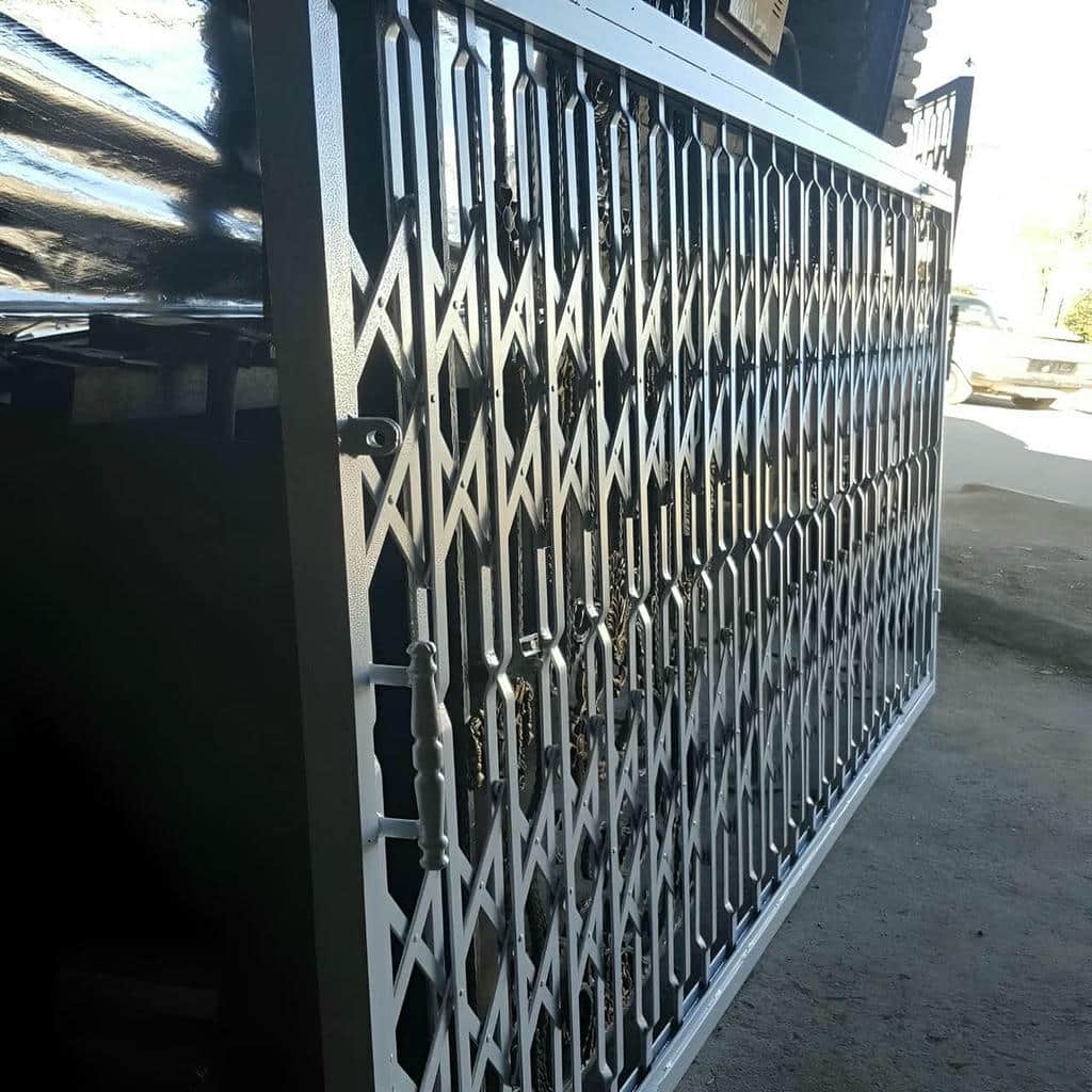حفاظ درب آکاردئونی فلزی مشکی برای کنترل ورودی ساختمان در استان هرمزگان