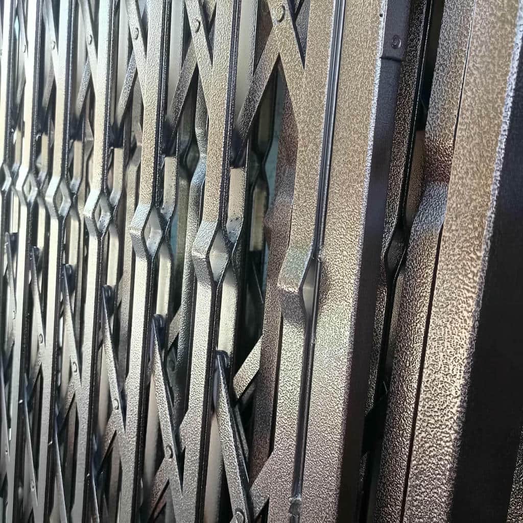 حفاظ درب آکاردئونی قفل دار برای کنترل دسترسی ورودی عریض در کرمان
