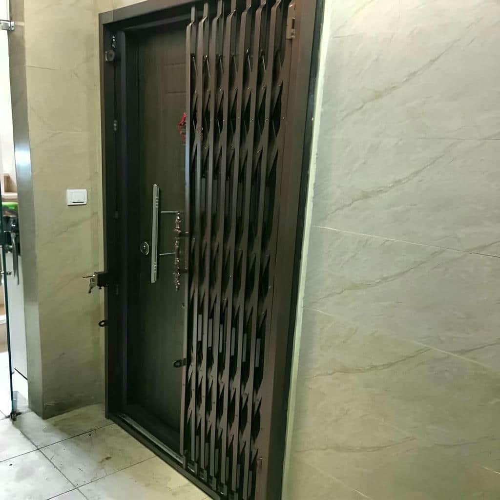 حفاظ درب آکاردئونی قفل دار برای کنترل دسترسی ورودی مسکونی در استان زنجان حفاظ درب آکاردئونی قفل دار برای کنترل دسترسی ورودی مسکونی در استان زنجان